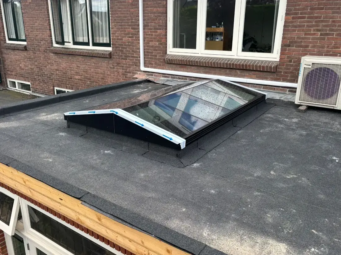 Bitumen dakbedekking met lichtkoepel op een plat dak