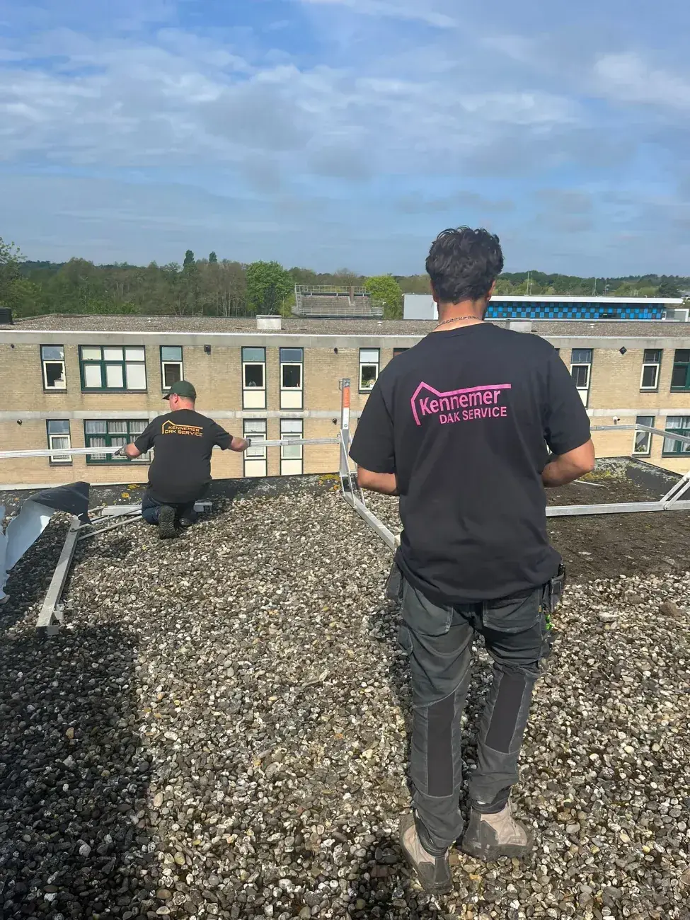 Dakdekker van Kennemer Dak Service inspecteert een plat dak