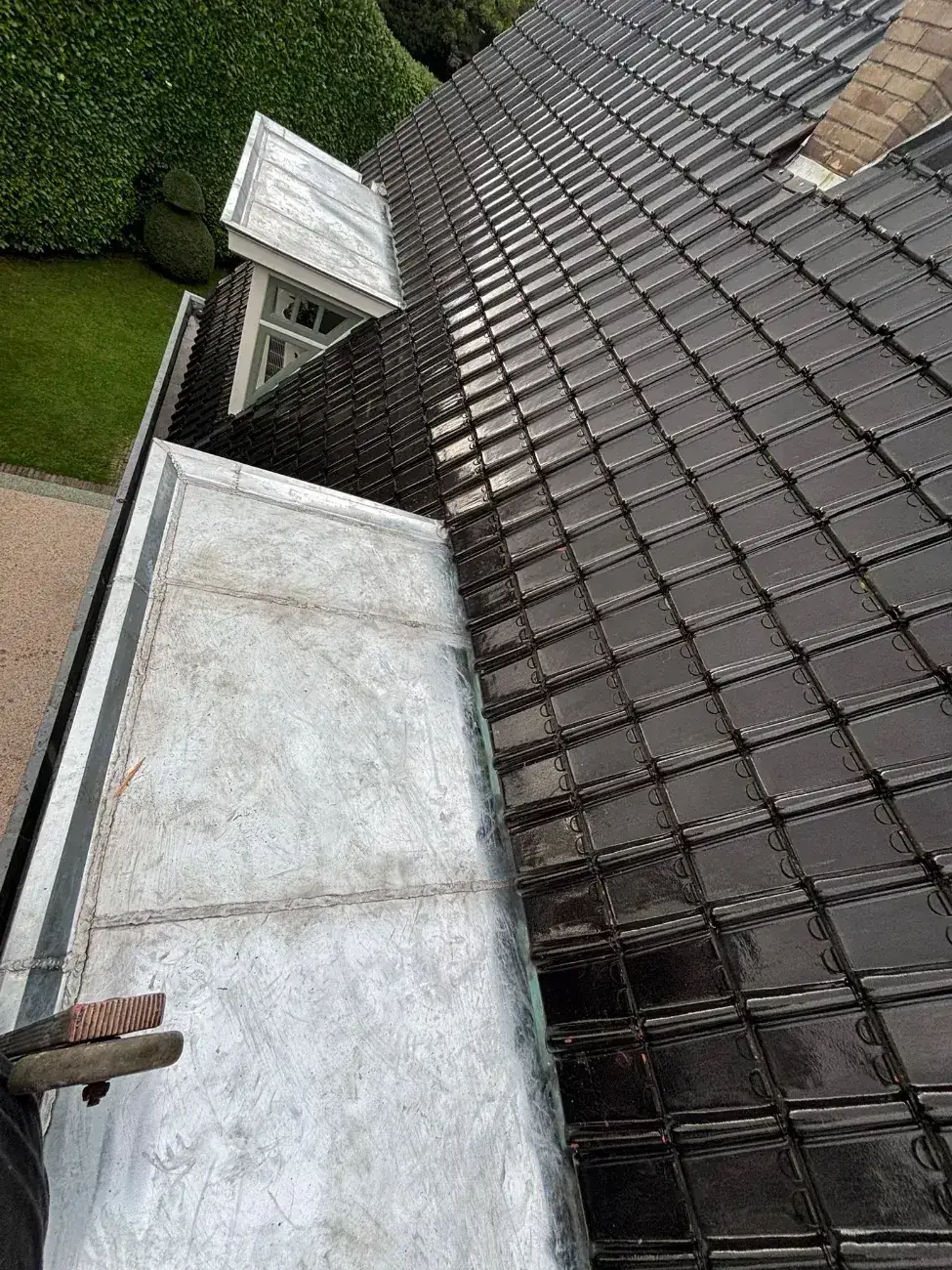Zinkwerk en dakpannen op een hellend pannendak