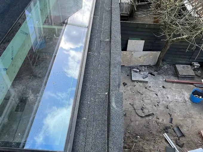 Lange lichtstraat waterdicht ingewerkt in bitumen dakbedekking